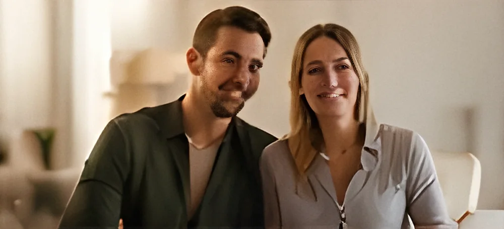 Couple dans un intérieur lumineux (image d’illustration).